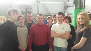 Студенты филиала с главным инженером
Невьянского Инструментально-механического завода
Е.С. Захватошиным в одном из цехов завода